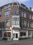 908610 Gezicht op het winkelhoekpand Ganzenmarkt 20 te Utrecht, met rechts de Schoutenstraat.N.B. bouwjaar: 1850adres ...